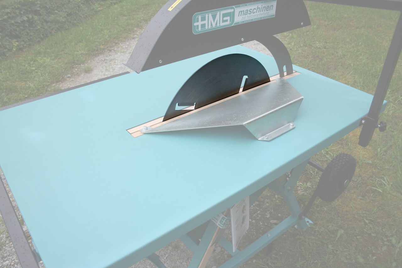 0002962-hmg-schalscheibe-vollstahl57235f38a481e Über ein schräg angeordneten Zuführtisch werden die Holzpfähle angelegt und aufbereitet.